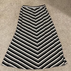 Chic Black and White Chevron A-Line Skirt